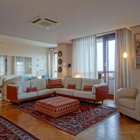 Charming Licuti Apt Near The Center Of